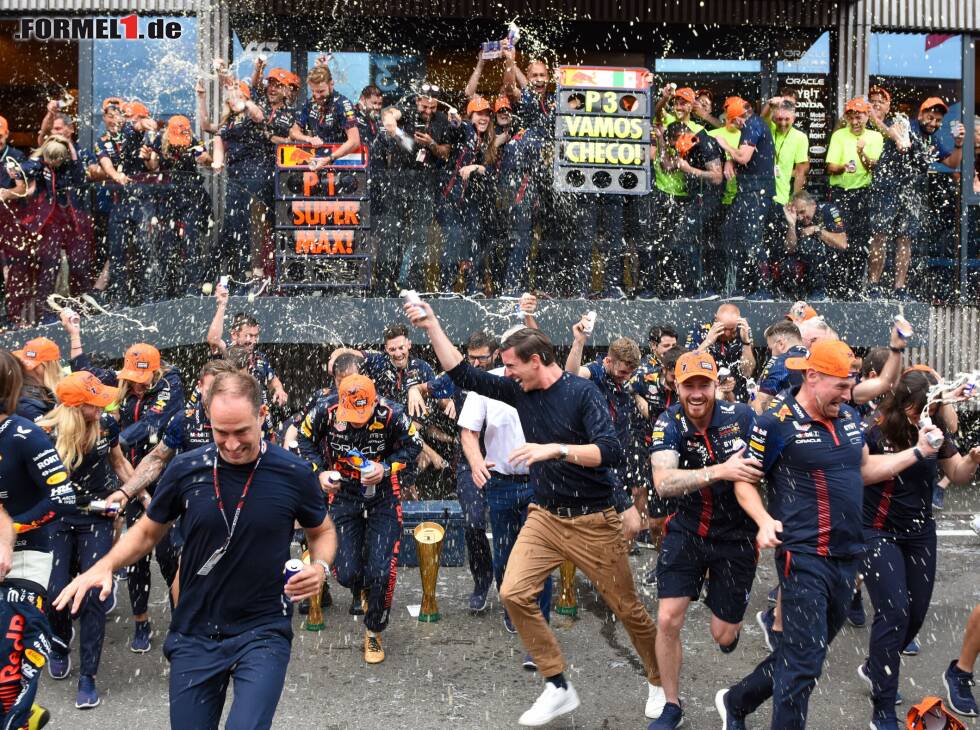 Partystimmung bei Red Bull mit Oliver Mintzlaff (links vorne) und Mark Mateschitz (Mitte) Foto zur News: Partystimmung bei Red Bull mit Oliver Mintzlaff (links vorne) und Mark Mateschitz (Mitte)