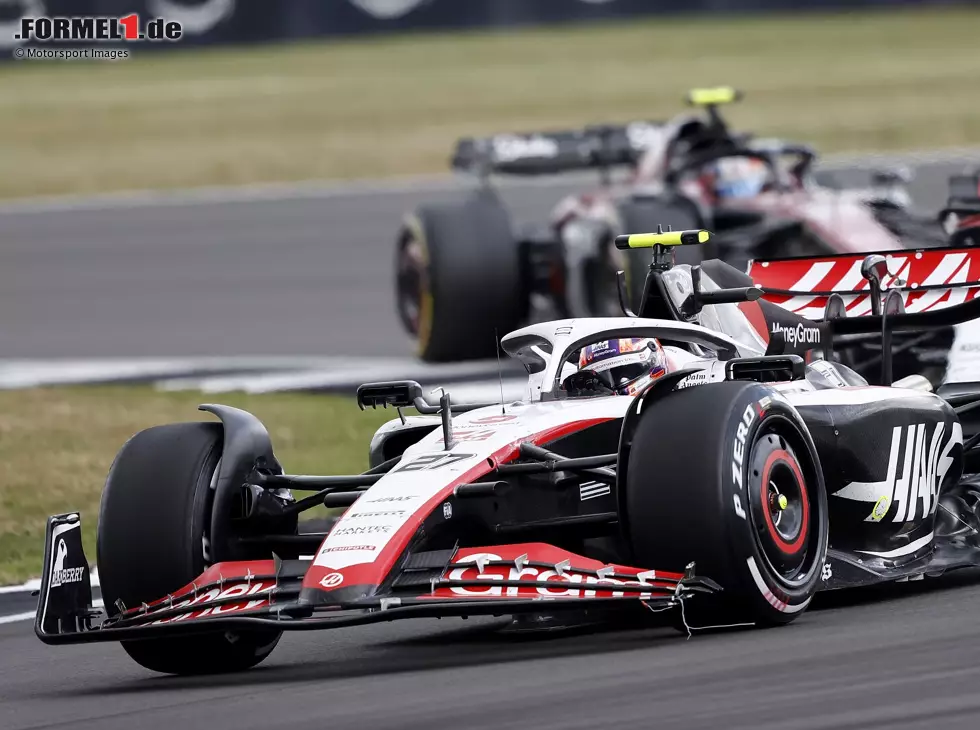 Nico Hülkenberg im Haas VF-23 mit abgerissener Frontflügel-Endplatte im Formel-1-Rennen in Silverstone 2023 Foto zur News: Nico Hülkenberg im Haas VF-23 mit abgerissener Frontflügel-Endplatte im Formel-1-Rennen in Silverstone 2023