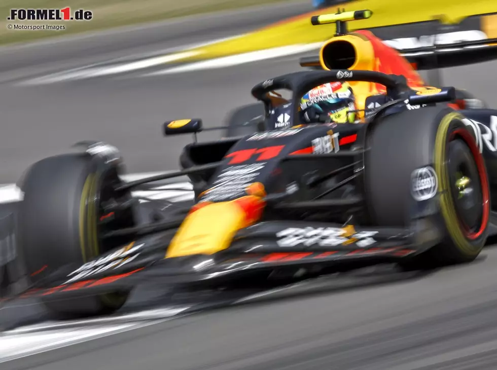 Sergio Perez im Red Bull RB19 beim Formel-1-Rennen in Silverstone Foto zur News: Sergio Perez im Red Bull RB19 beim Formel-1-Rennen in Silverstone