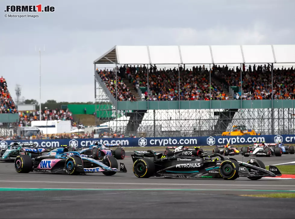 Foto zur News: Lewis Hamilton (Mercedes W14) vor Pierre Gasly (Alpine A523) beim Formel-1-Rennen in SIlverstone 2023