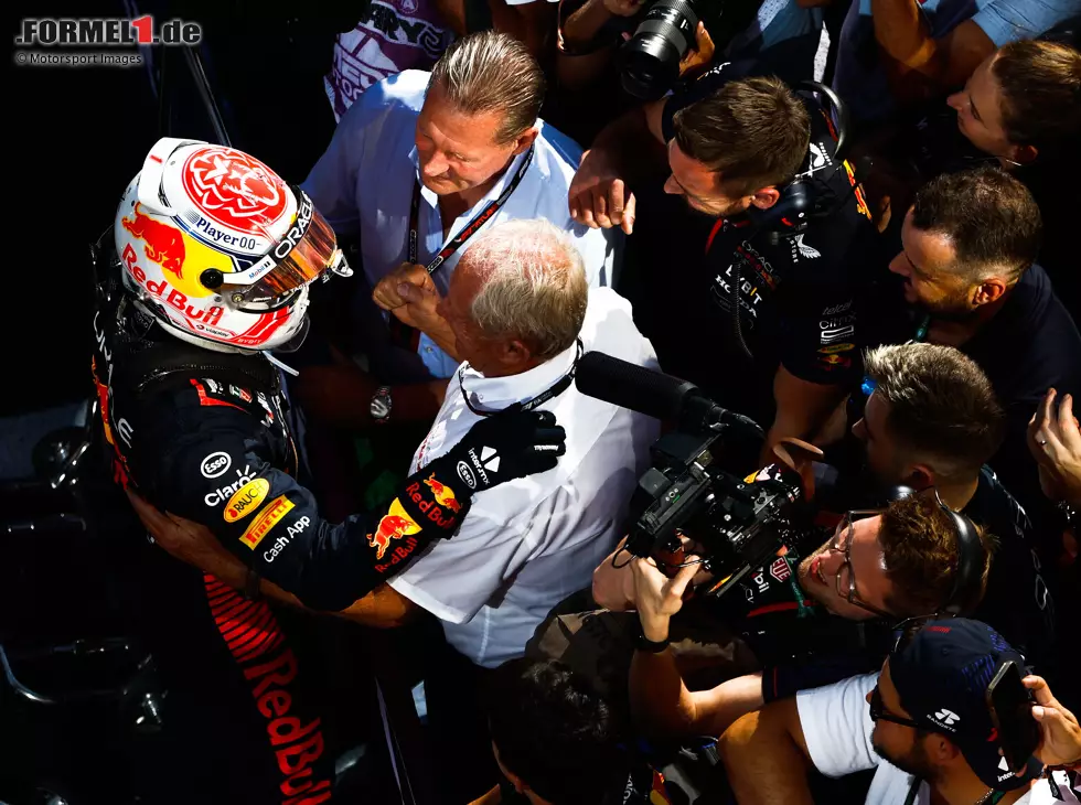 Max Verstappen, Jos Verstappen und Helmut Marko nach dem Formel-1-Rennen in Ungsrn 2023 Foto zur News: Max Verstappen, Jos Verstappen und Helmut Marko nach dem Formel-1-Rennen in Ungsrn 2023