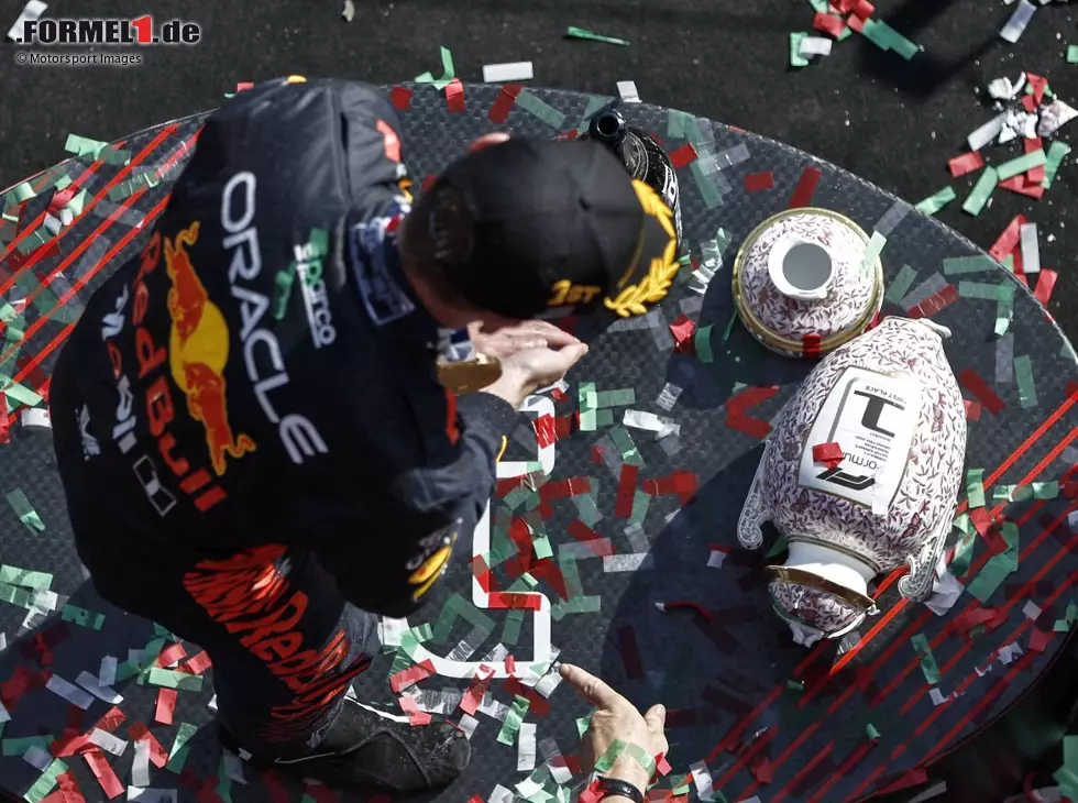 Max Verstappen mit dem kaputten Siegerpokal beim Formel-1-Rennen in Ungarn Foto zur News: Max Verstappen mit dem kaputten Siegerpokal beim Formel-1-Rennen in Ungarn