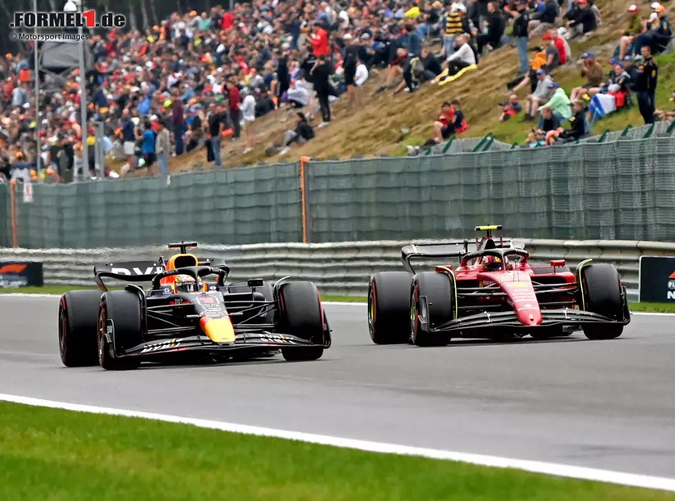 Foto zur News: Max Verstappen (Red Bull RB18) neben Carlos Sainz (Ferrai F1-75) beim Formel-1-Rennen in Belgien 2021