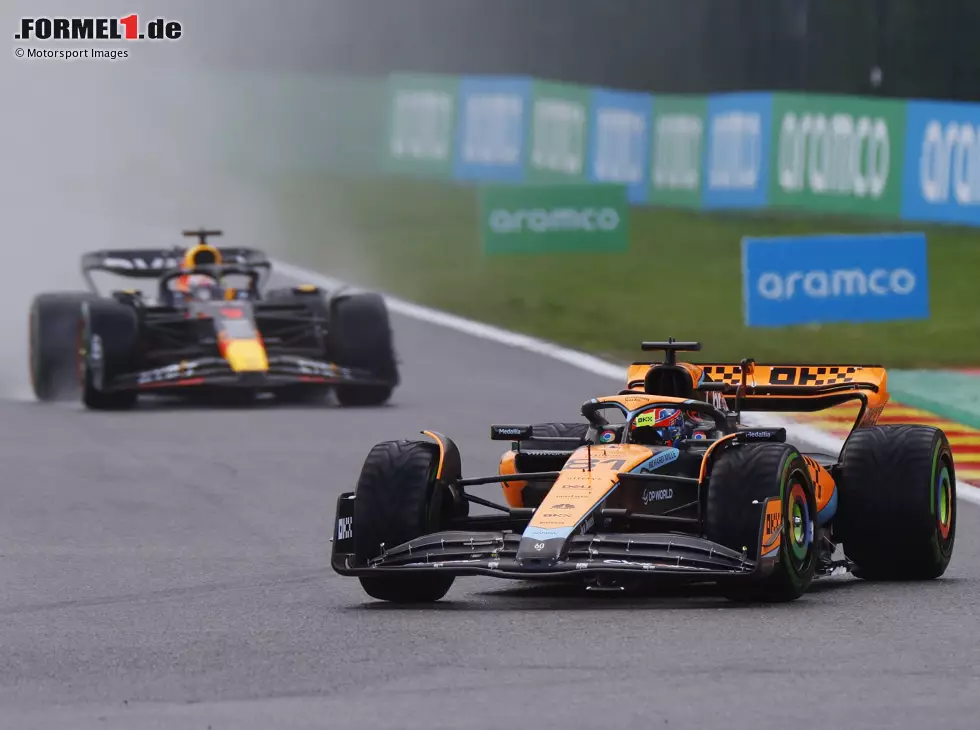 Oscar Piastri im McLaren MCL60 vor Max Verstappen im Red Bull RB19 im Sprint in Spa 2023 Foto zur News: Oscar Piastri im McLaren MCL60 vor Max Verstappen im Red Bull RB19 im Sprint in Spa 2023