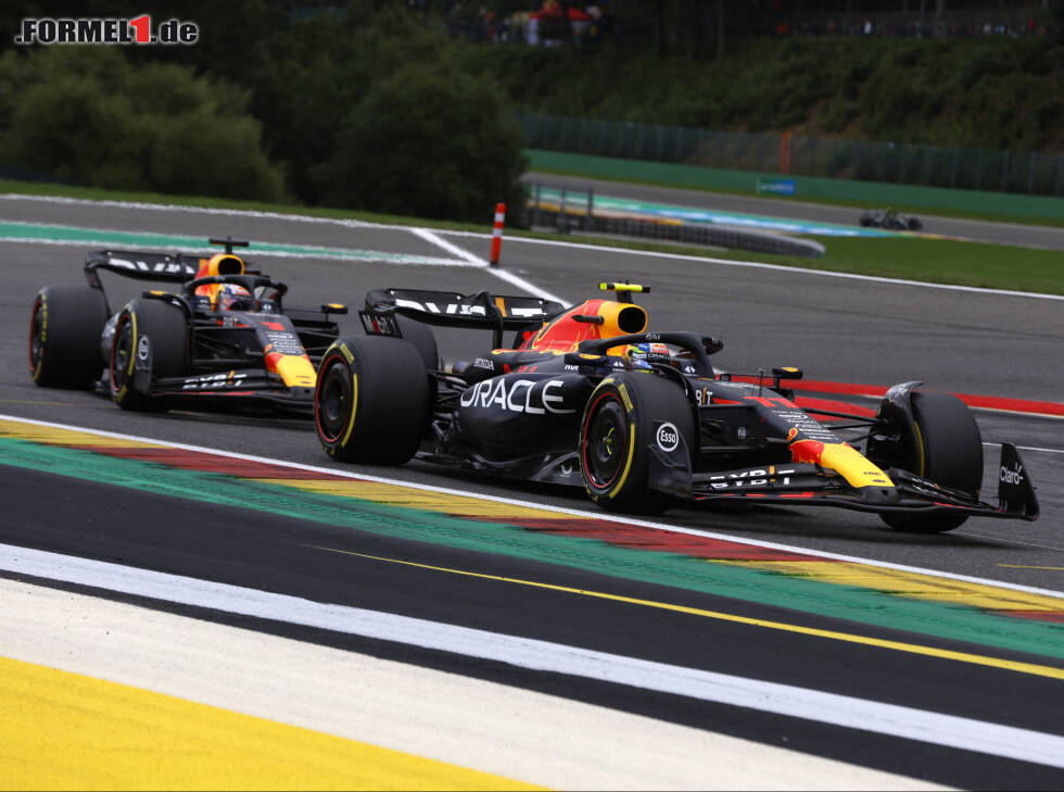Foto zur News: Sergio Perez vor Max Verstappen (Red Bull RB19) beim Formel-1-Rennen in Belgien 2023