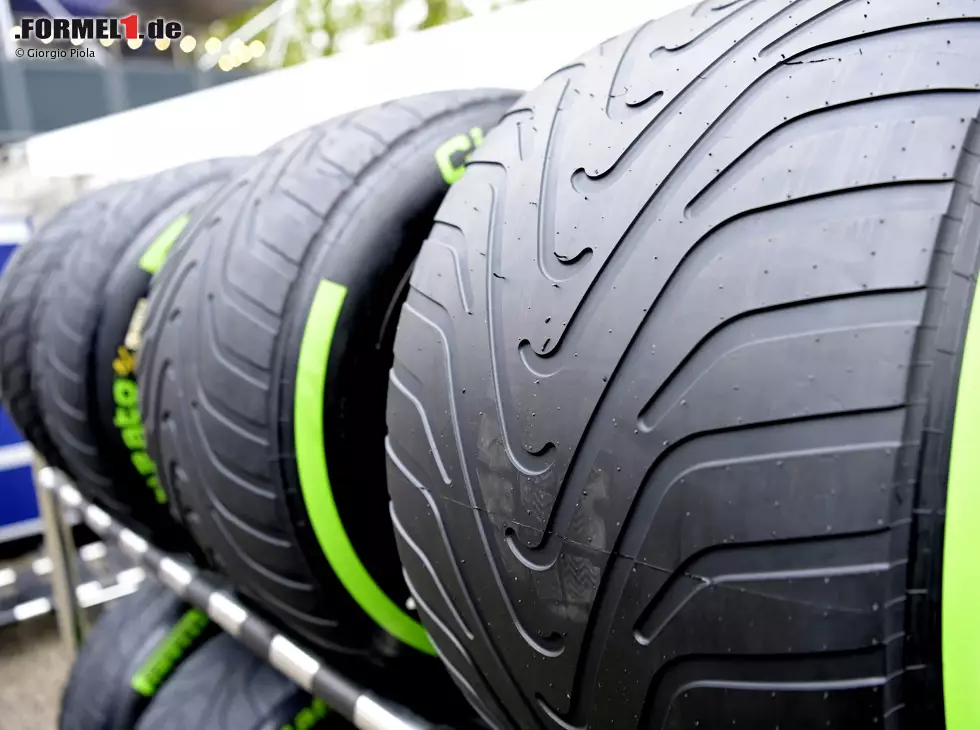 Foto zur News: Intermediate-Reifen von Pirelli