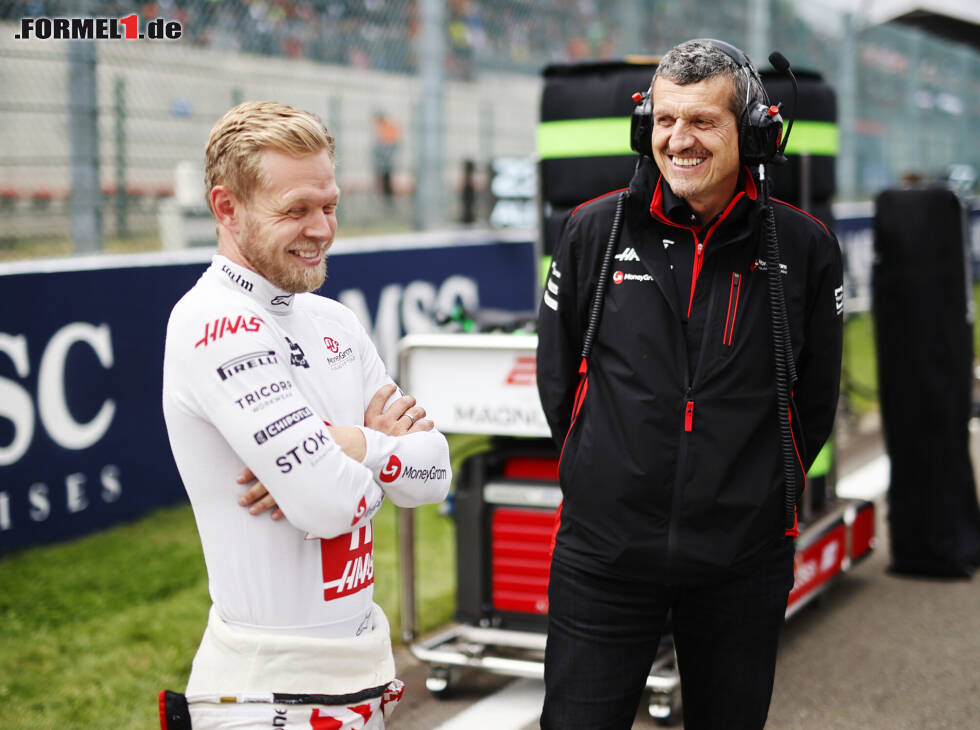 Foto zur News: Kevin Magnussen und Günther Steiner lachen in der Startaufstellung