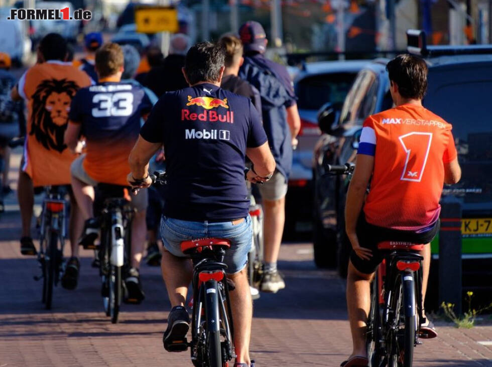 Foto zur News: Fans in Zandvoort auf dem Fahrrad