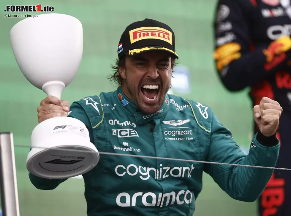 Fernando Alonso bejubelt P2 beim Formel-1-Rennen in Zandvoort 2023 auf dem Podium Foto zur News: Fernando Alonso bejubelt P2 beim Formel-1-Rennen in Zandvoort 2023 auf dem Podium