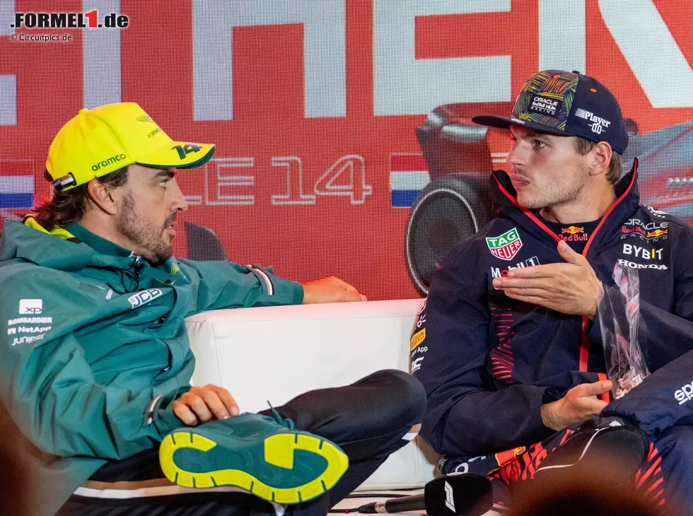 Max Verstappen, Fernando Alonso Foto zur News: Max Verstappen, Fernando Alonso