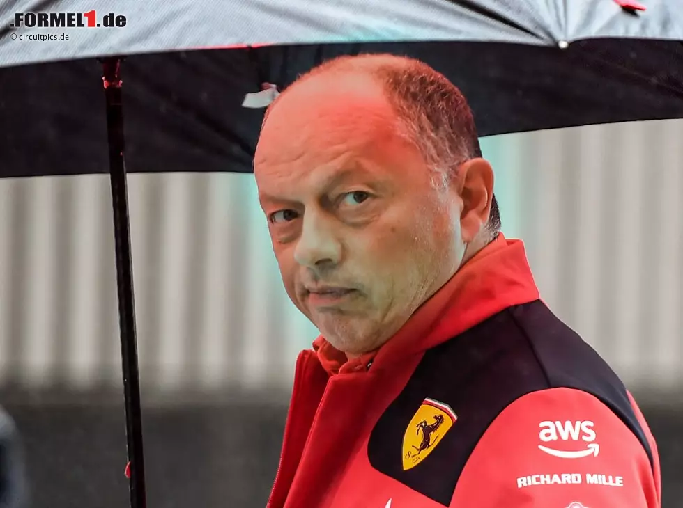 Ferrari-Teamchef Frederic Vasseur unter einem Regenschirm in Zandvoort 2023 Foto zur News: Ferrari-Teamchef Frederic Vasseur unter einem Regenschirm in Zandvoort 2023