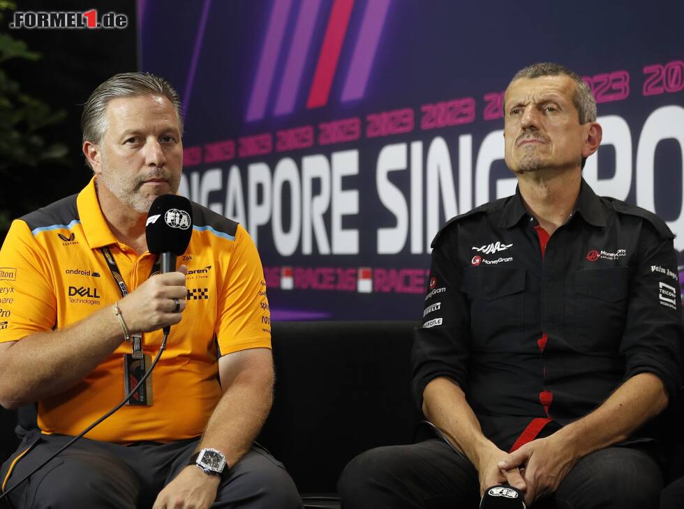 Foto zur News: Zak Brown (McLaren) und Günther Steiner (Haas) in der Pressekonferenz in Singapur