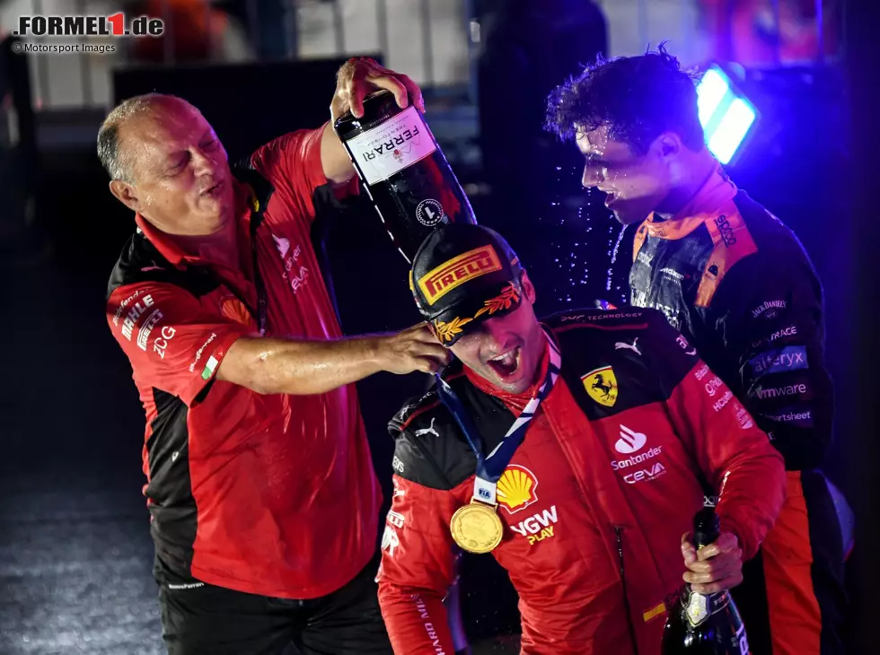 Carlos Sainz auf dem Formel-1-Podium in Singapur 2023 Foto zur News: Carlos Sainz auf dem Formel-1-Podium in Singapur 2023