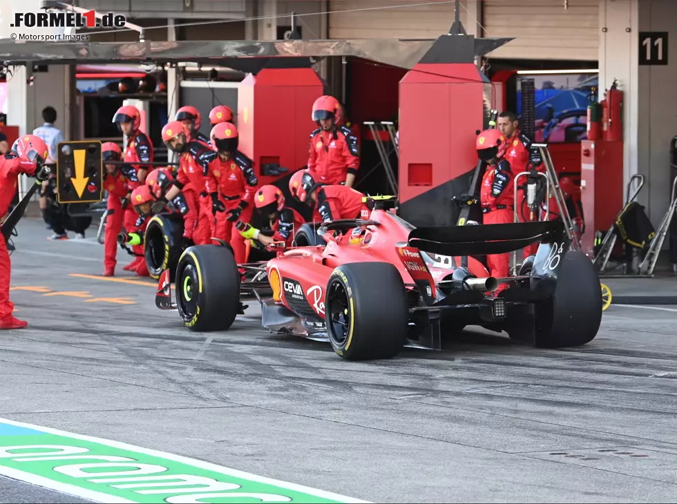 Carlos Sainz bei einem Boxenstopp in Suzuka Foto zur News: Carlos Sainz bei einem Boxenstopp in Suzuka