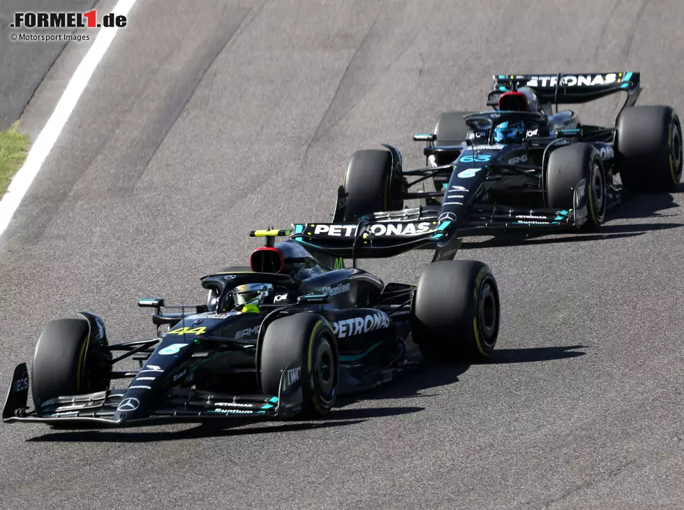 Foto zur News: Lewis Hamilton, George Russell (Mercedes W14) beim Formel-1-Rennen in Suzuka 2023