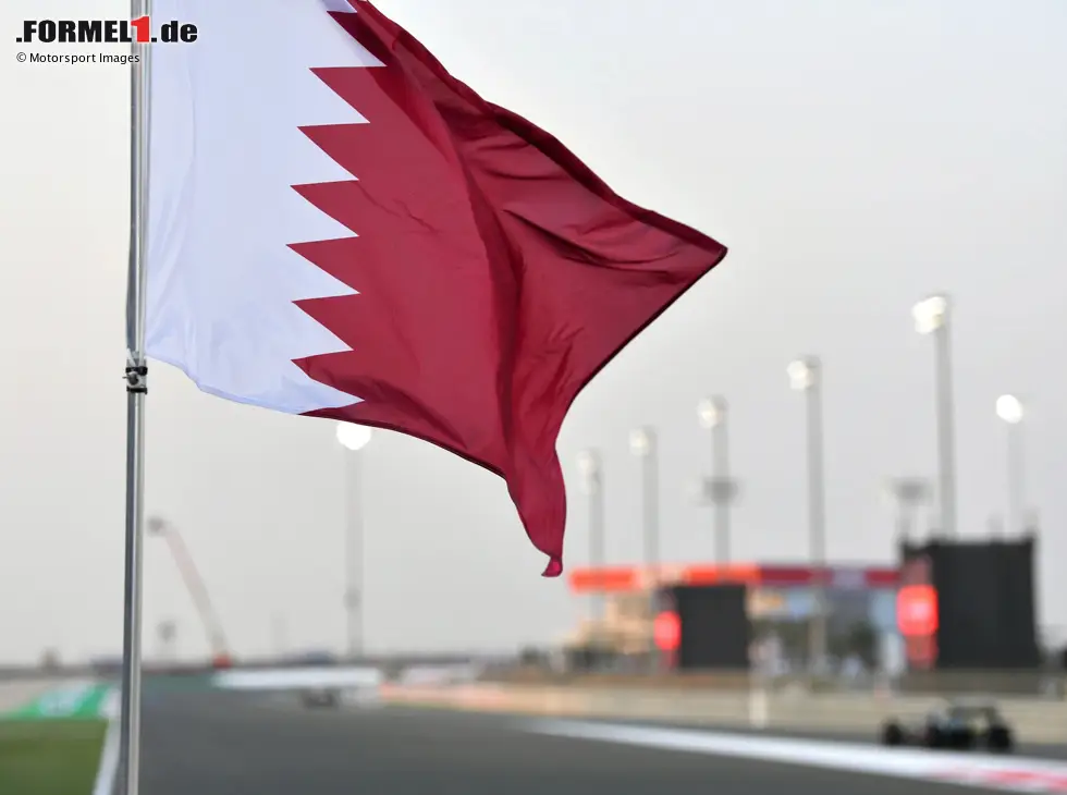 Foto zur News: Die Flagge von Katar weht an der Formel-1-Strecke