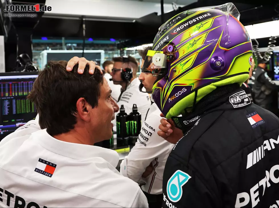 Lewis Hamilton und Teamchef Toto Wolff in der Mercedes-Garage Foto zur News: Lewis Hamilton und Teamchef Toto Wolff in der Mercedes-Garage