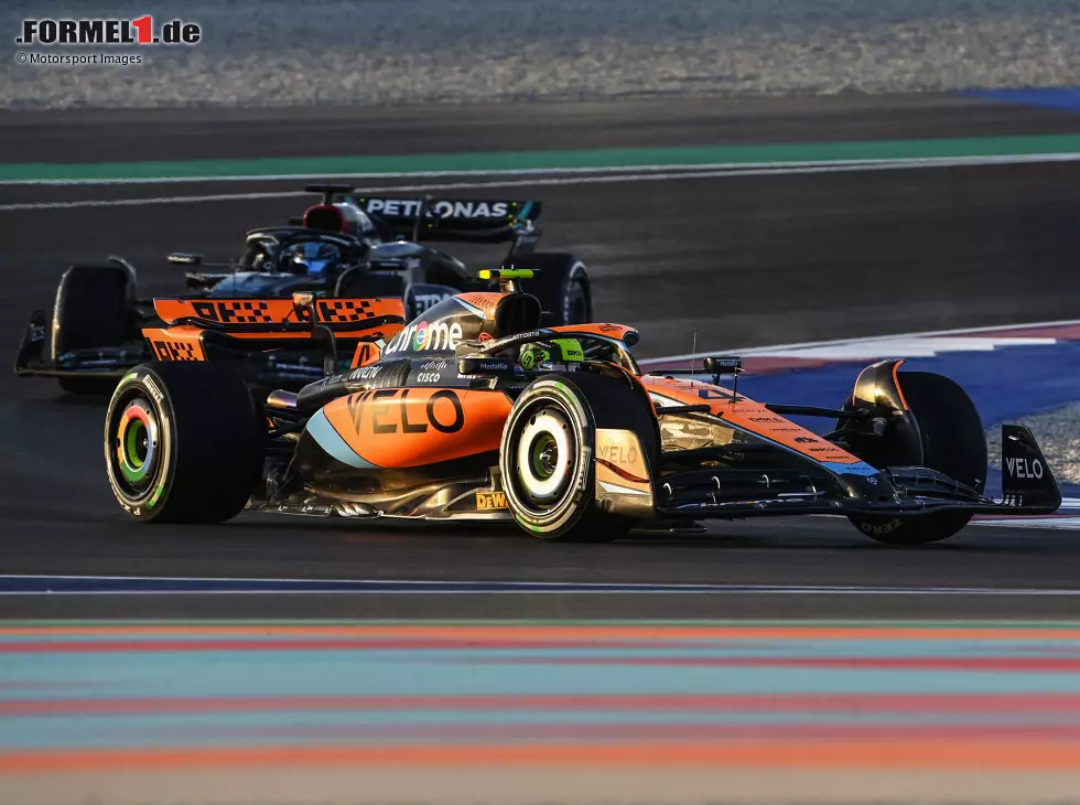 Foto zur News: Lando Norris im McLaren vor George Russell im Mercedes in Katar