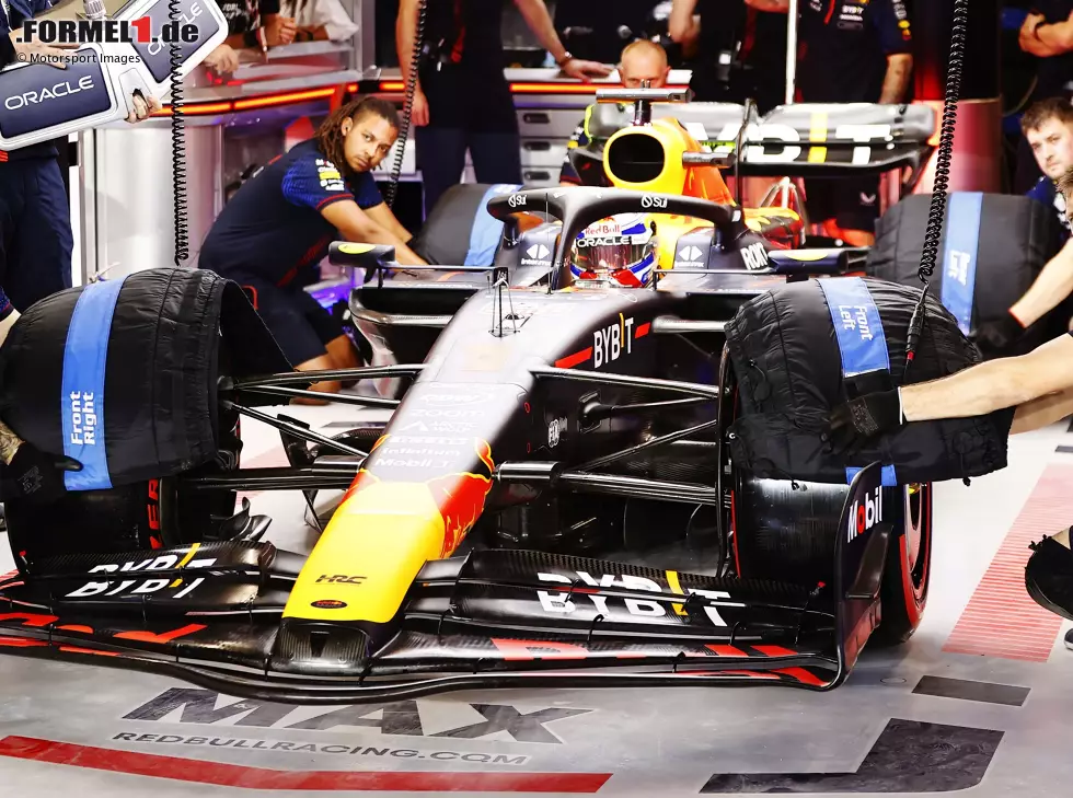 Max Verstappen in der Garage von Red Bull in der Formel 1 Foto zur News: Max Verstappen in der Garage von Red Bull in der Formel 1
