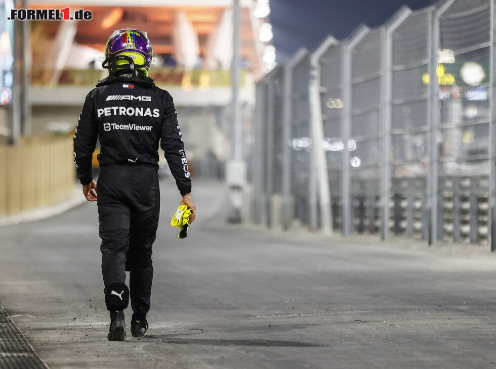 Foto zur News: Lewis Hamilton (Mercedes) läuft nach seinem Unfall beim Formel-1-Rennen in Katar 2023 zurück zur Box