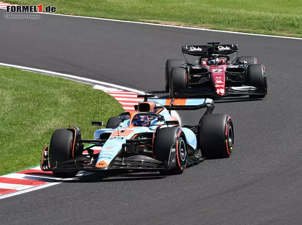 Foto zur News: Alexander Albon (Williams) vor Valtteri Bottas (Alfa Romeo) beim Formel-1-Rennen in Japan 2023