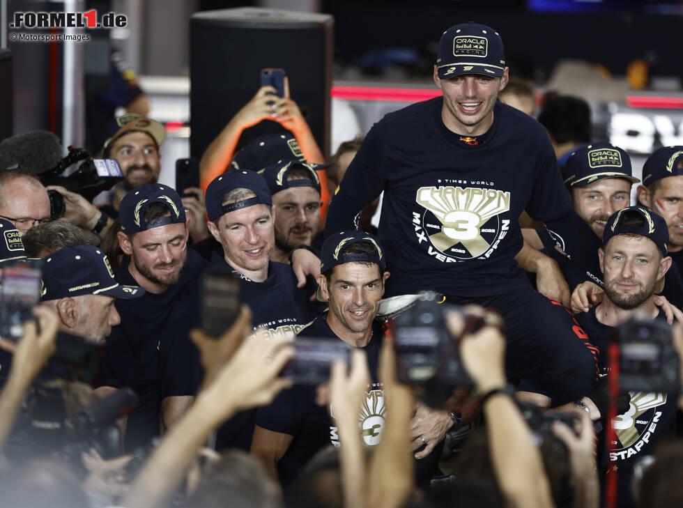 Foto zur News: Max Verstappen (Red Bull) feiert in Katar seinen dritten Formel-1-Titel