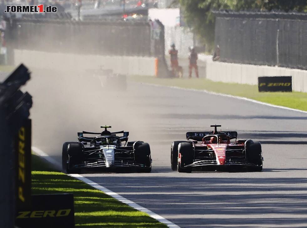 Foto zur News: Lewis Hamilton im Mercedes überholt Charles Leclerc im Ferrari in Mexiko 2023