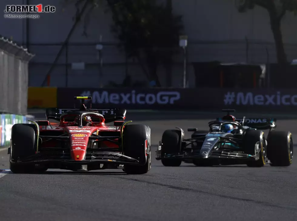 Carlos Sainz im Ferrari vor George Russell im Mercedes beim Formel-1-Rennen in Mexiko 2023 Foto zur News: Carlos Sainz im Ferrari vor George Russell im Mercedes beim Formel-1-Rennen in Mexiko 2023