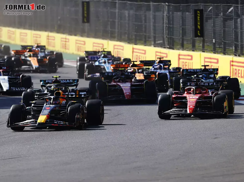 Foto zur News: Die Startphase beim Mexiko-Grand-Prix 2023 der Formel 1