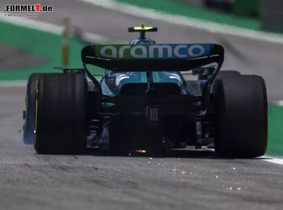 Foto zur News: Fernando Alonso (Aston Martin AMR23) mit seinem beschädigten Auto nach der Kollision mit Esteban Ocon im Shootout in Brasilien 2023
