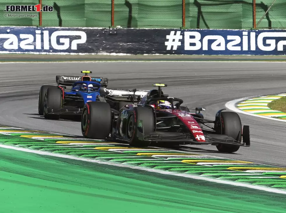 Foto zur News: Guanyu Zhou (Alfa Romeo C43) vor Logan Sargeant (Williams FW45) im Formel-1-Sprint von Brasilien 2023
