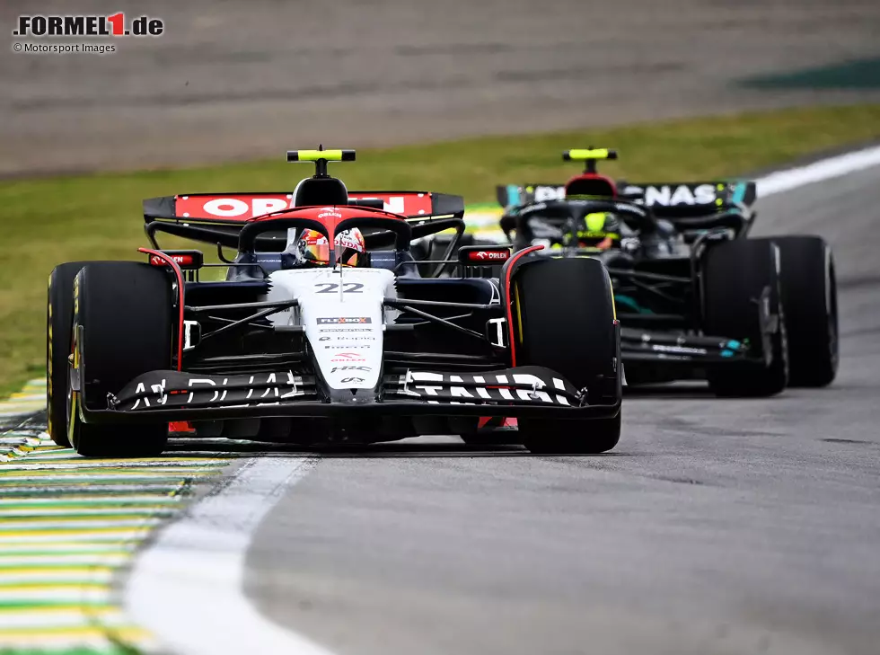 Yuki Tsunoda (AlphaTauri AT04) vor Lewis Hamilton (Mercedes W14) im Formel-1-Sprint in Brasilien 2023 Foto zur News: Yuki Tsunoda (AlphaTauri AT04) vor Lewis Hamilton (Mercedes W14) im Formel-1-Sprint in Brasilien 2023