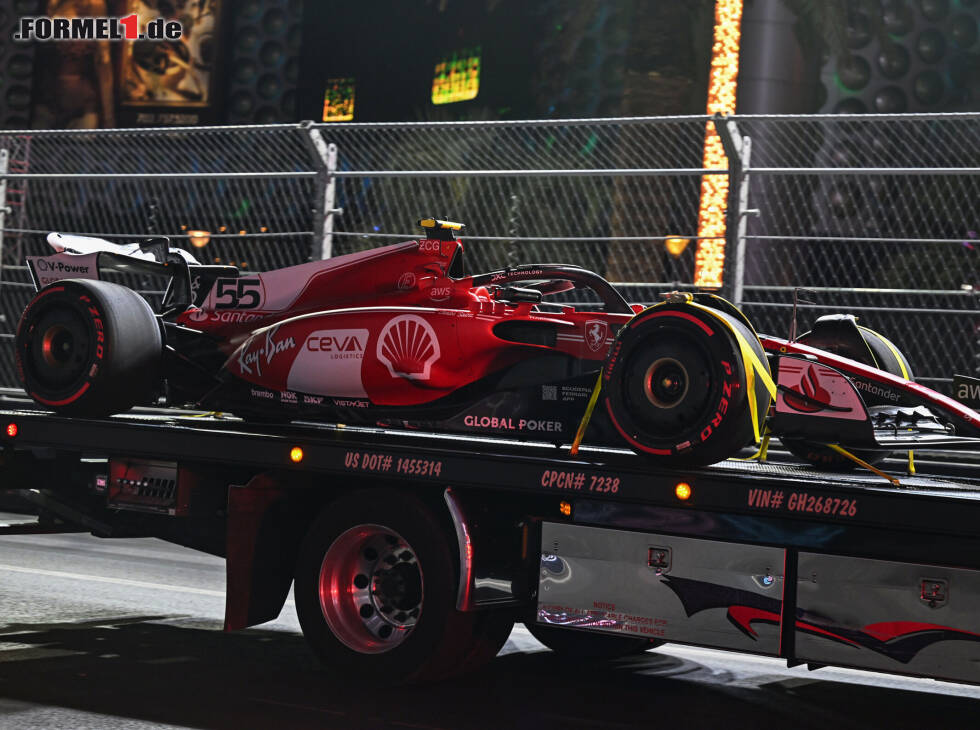 Das Auto von Carlos Sainz (Ferrari SF-23) wird nach dem Training zum Formel-1-Rennen in Las Vegas abgeschleppt Foto zur News: Das Auto von Carlos Sainz (Ferrari SF-23) wird nach dem Training zum Formel-1-Rennen in Las Vegas abgeschleppt