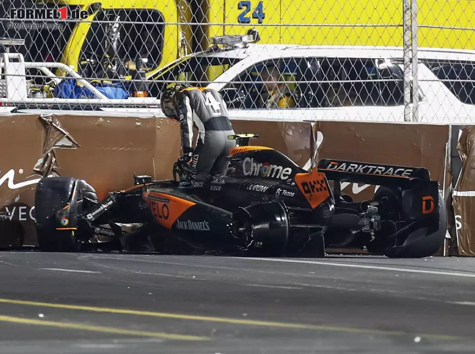 Foto zur News: Lando Norris nach seinem Unfall beim Formel-1-Rennen in Las Vegas 2023