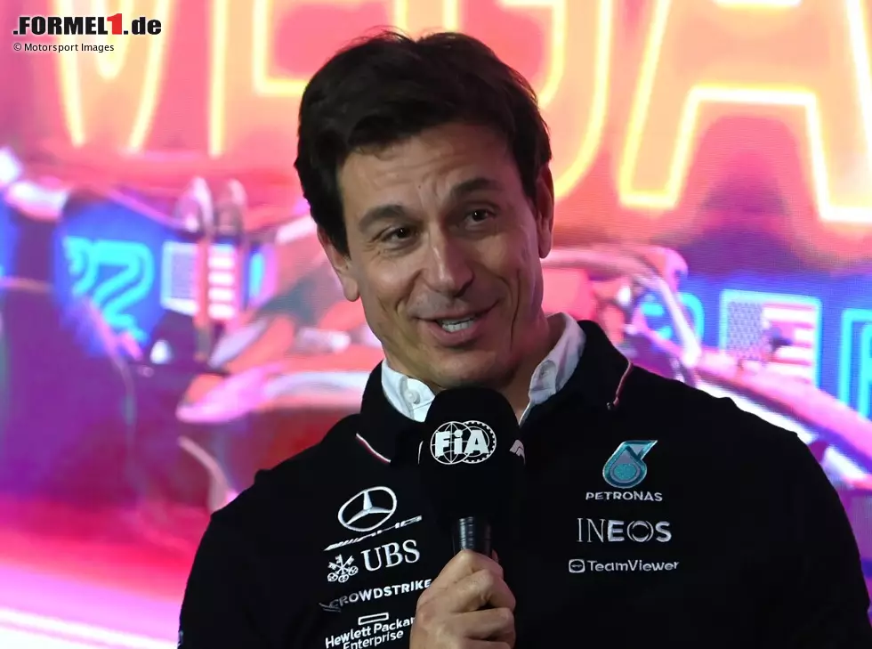 Foto zur News: Toto Wolff bei einer Formel-1-Pressekonferenz