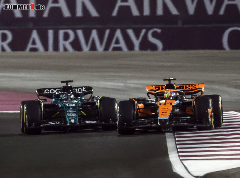Foto zur News: Oscar Piastri (McLaren MCL60) und Lance Stroll (Aston Martin AMR23) beim Formel-1-Rennen in Katar 2023