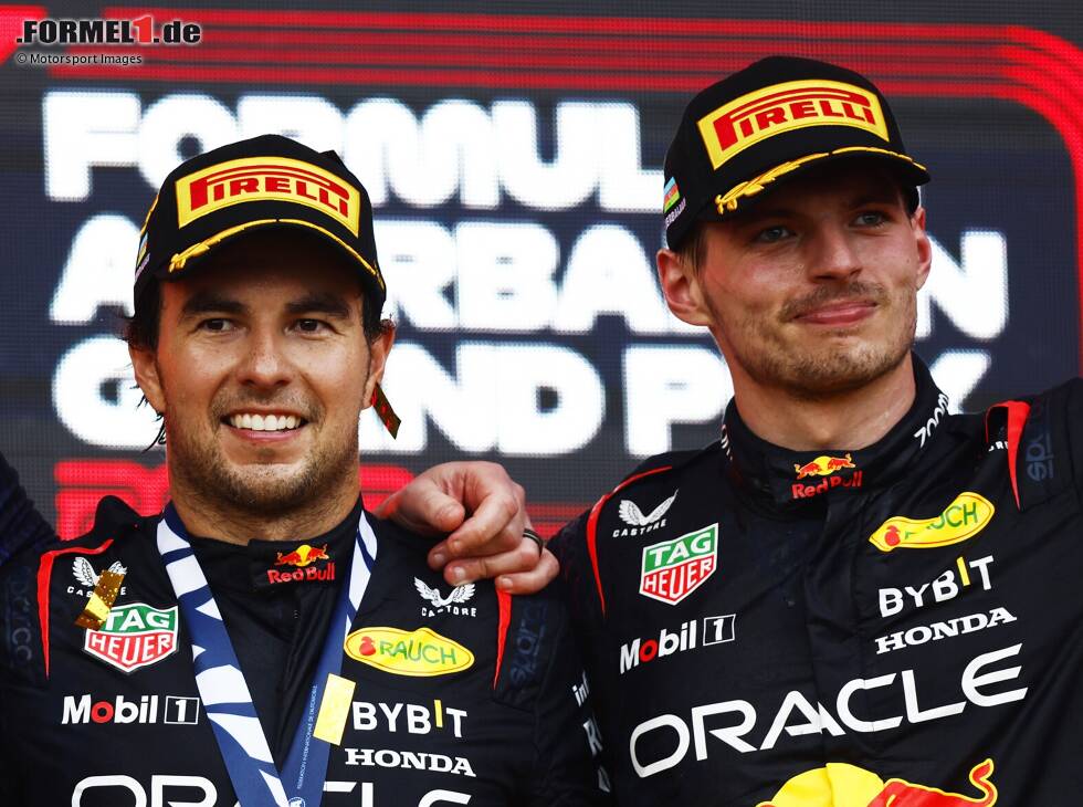 Foto zur News: Sergio Perez und Max Verstappen auf dem Formel-1-Podium in Baku