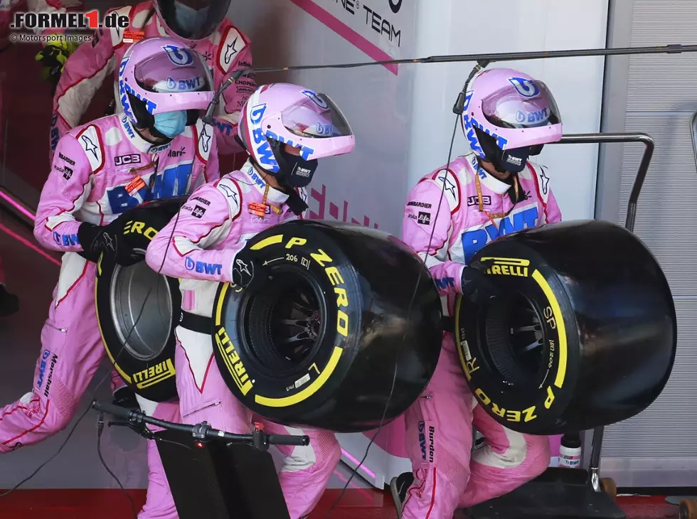 Foto zur News: Alpine-Mechaniker beim Boxenstopp mit Pirelli-Reifen