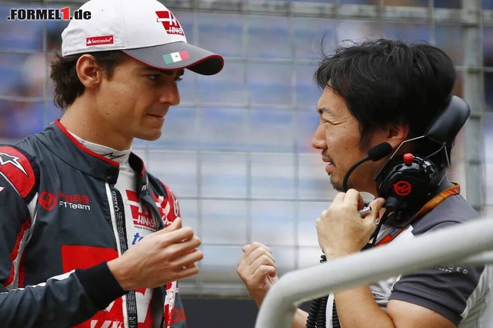 Foto zur News: Esteban Gutierrez mit Ayao Komatsu in der Formel-1-Saison 2016