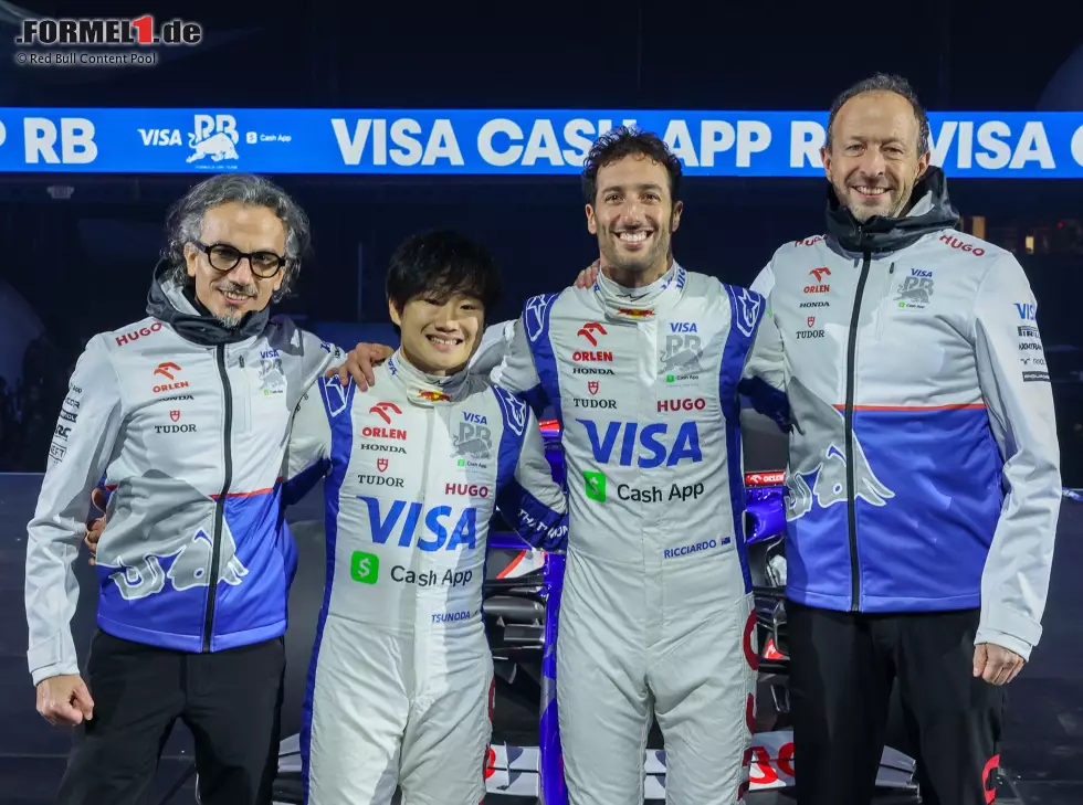 Foto zur News: Teamchef Laurent Mekies, Yuki Tsunoda, Daniel Ricciardo und CEO Peter Bayer