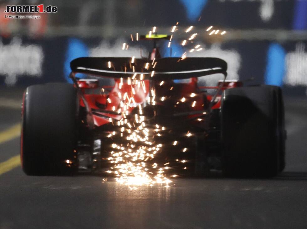 Foto zur News: Ferrari-Fahrer Carlos Sainz im Formel-1-Auto mit Funkenflug