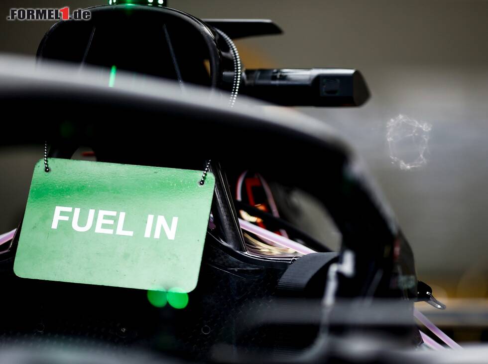 Foto zur News: &quot;Kraftstoff im Tank&quot;: Schild an der Airbox eines Formel-1-Autos