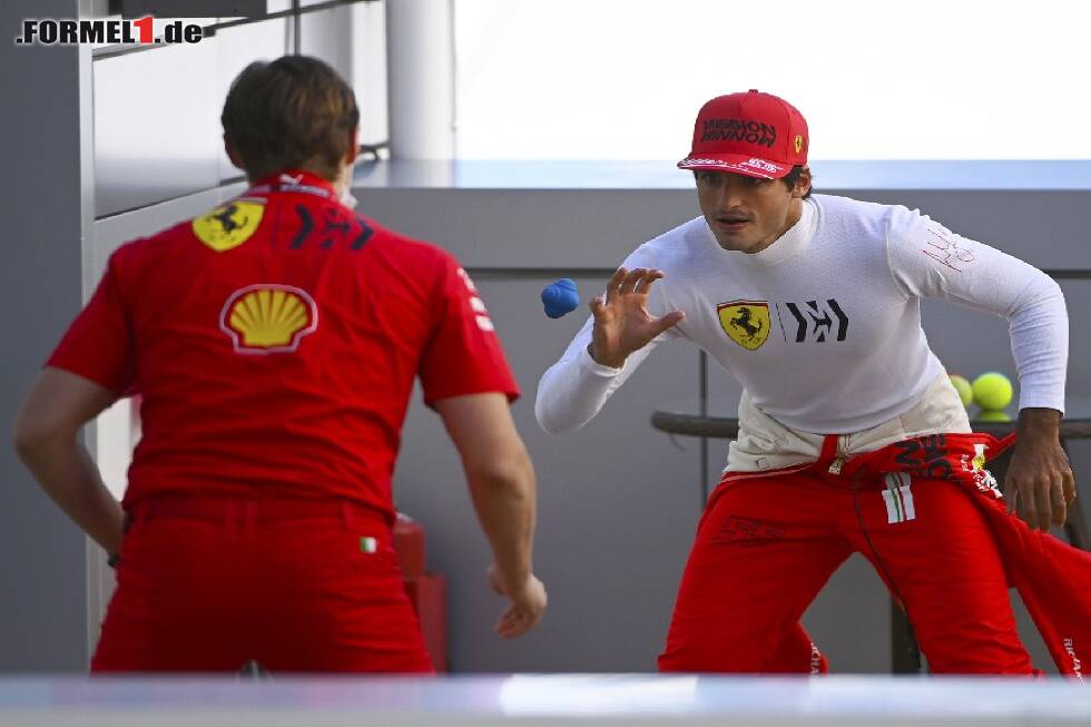 Foto zur News: Ferrari-Fahrer Carlos Sainz beim Training mit Rupert Manwaring
