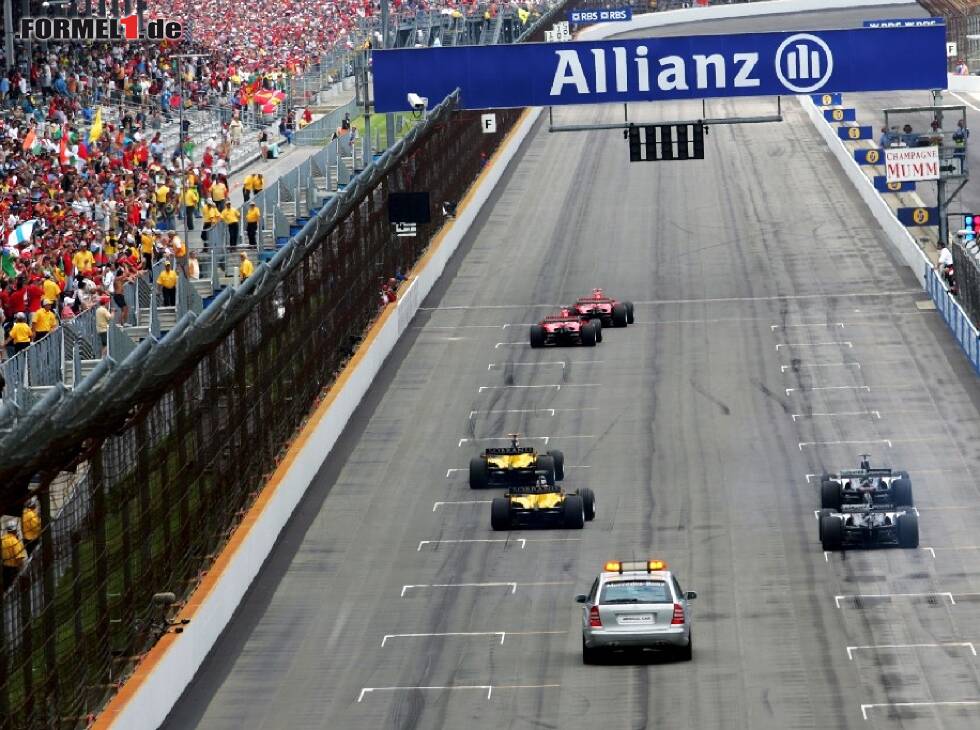 Foto zur News: Startphase beim Formel-1-Rennen in Indianapolis 2005 mit nur sechs Autos