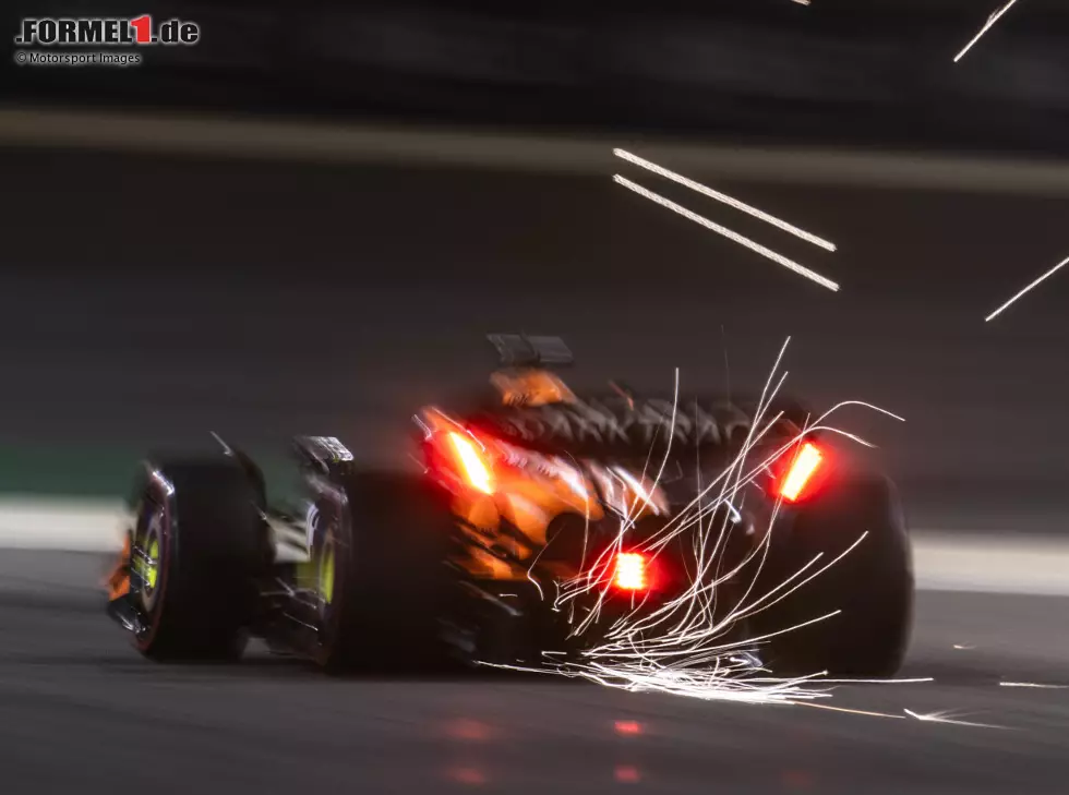 Oscar Piastri (McLaren MCL38) beim Formel-1-Training in Bahrain 2024 Foto zur News: Oscar Piastri (McLaren MCL38) beim Formel-1-Training in Bahrain 2024