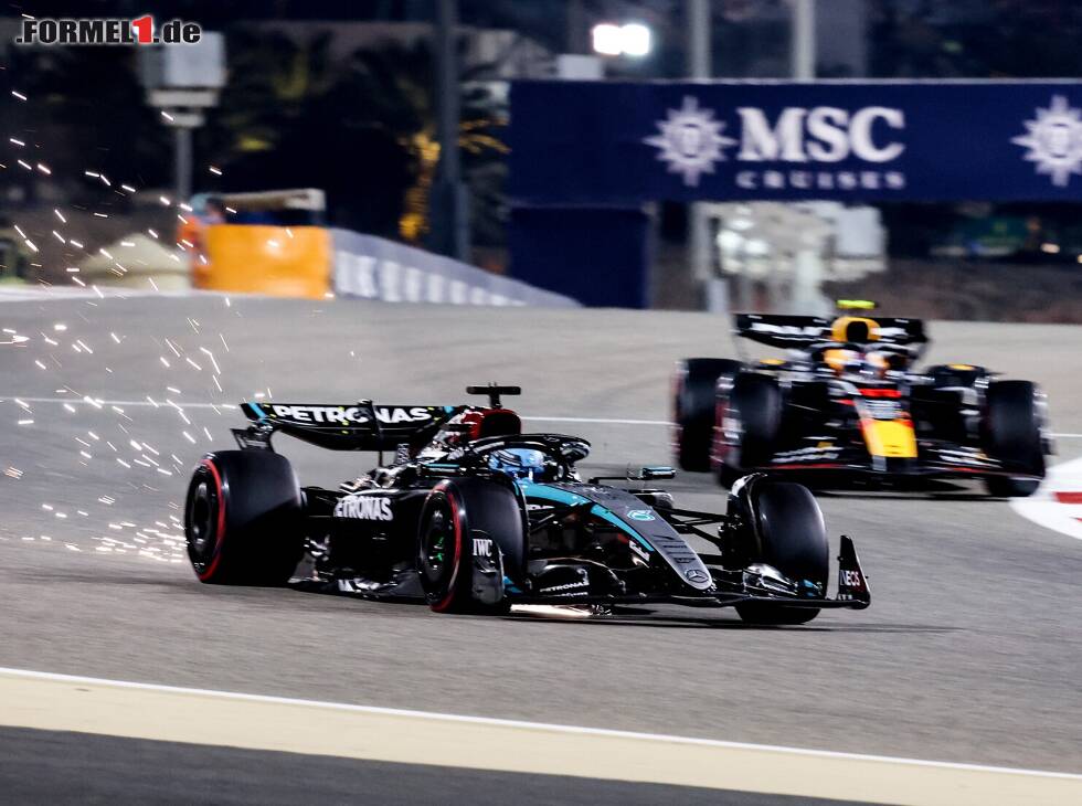 Foto zur News: George Russell im Mercedes W15 vor Sergio Perez im Red Bull RB20 beim Formel-1-Auftakt 2024 in Bahrain