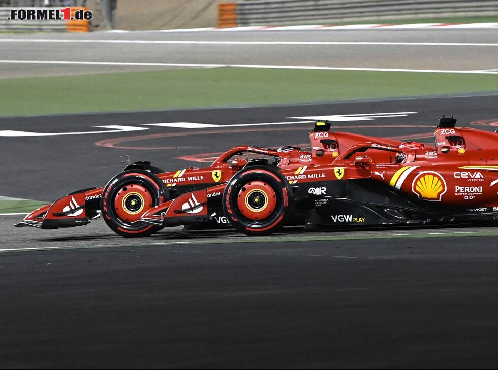 Foto zur News: Die Ferrari-Fahrer Carlos Sainz und Charles Leclerc im Duell beim Formel-1-Auftakt 2024 in Bahrain