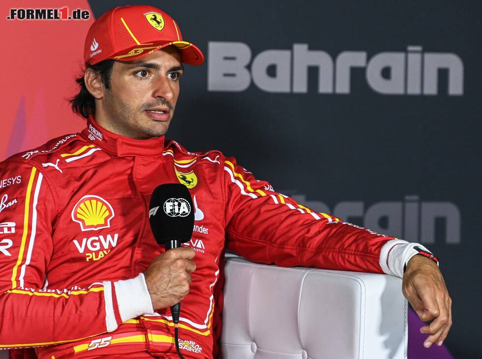 Foto zur News: Carlos Sainz in der Pressekonferenz nach dem Formel-1-Auftakt in Bahrain 2024