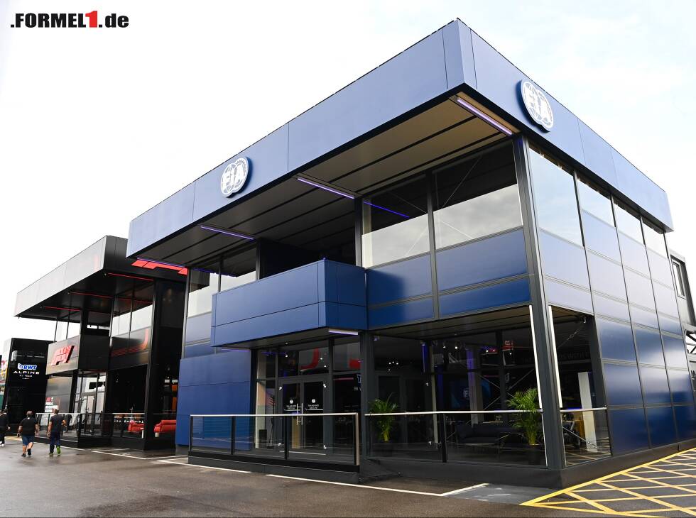 Foto zur News: Motorhomes von Liberty Media und FIA im Formel-1-Paddock