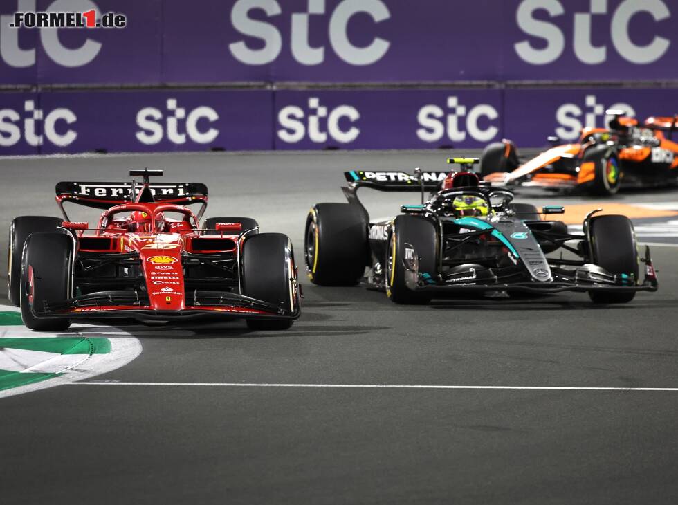 Foto zur News: Charles Leclerc im Ferrari vor Lewis Hamilton im Mercedes und Lando Norris im McLaren